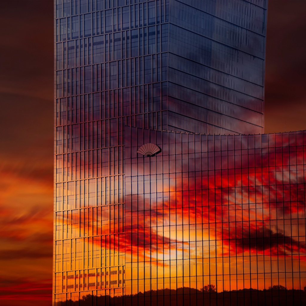 Зеркальный небоскреб в Китае