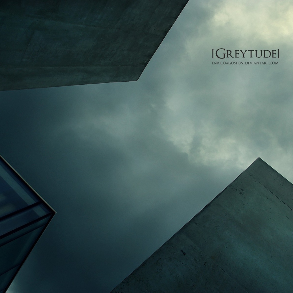 Современная архитектура на фоне хмурого неба