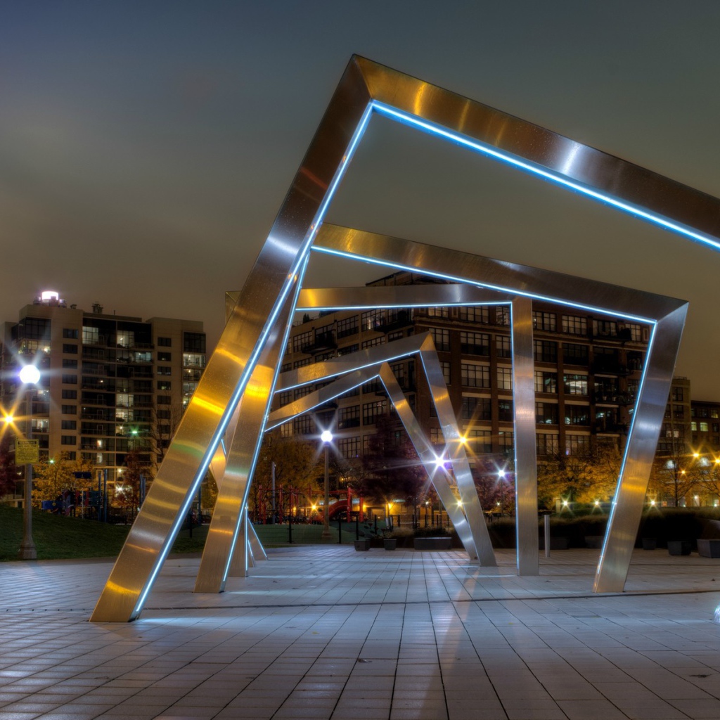 Современные скульптуры на площади в городе