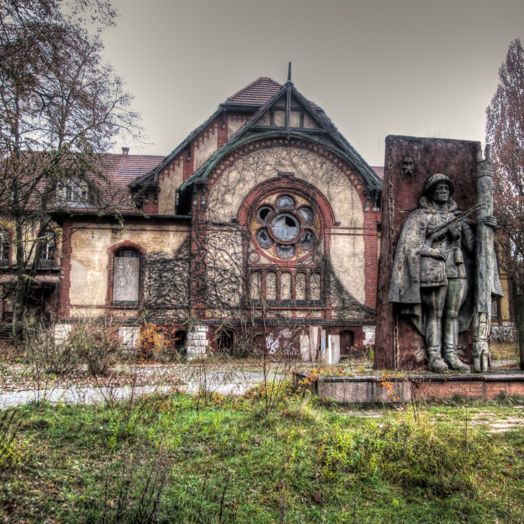 Памятник у заброшенной больницы, фото HDR