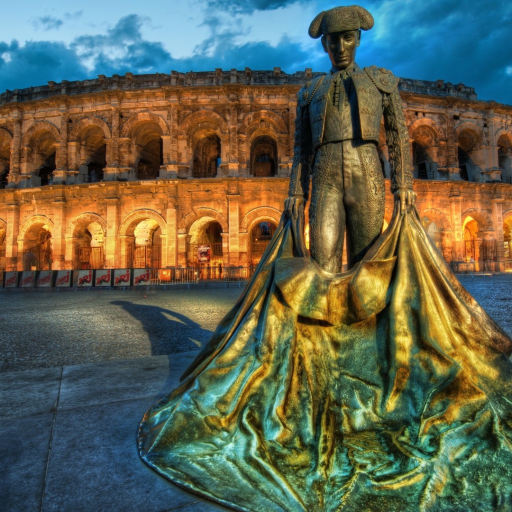 Памятник тореадору перед Колизеем