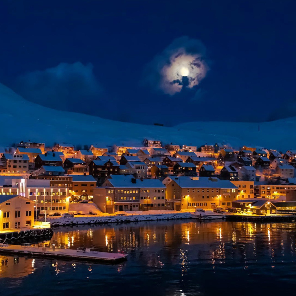 Луна над городом Альту, Норвегия