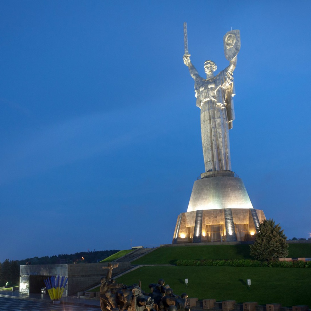 Монумент Родина-мать в Киеве