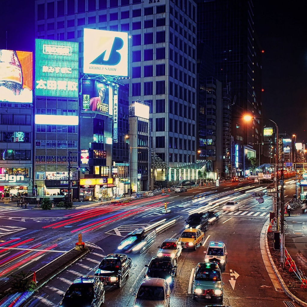Ночное движение в японском городе