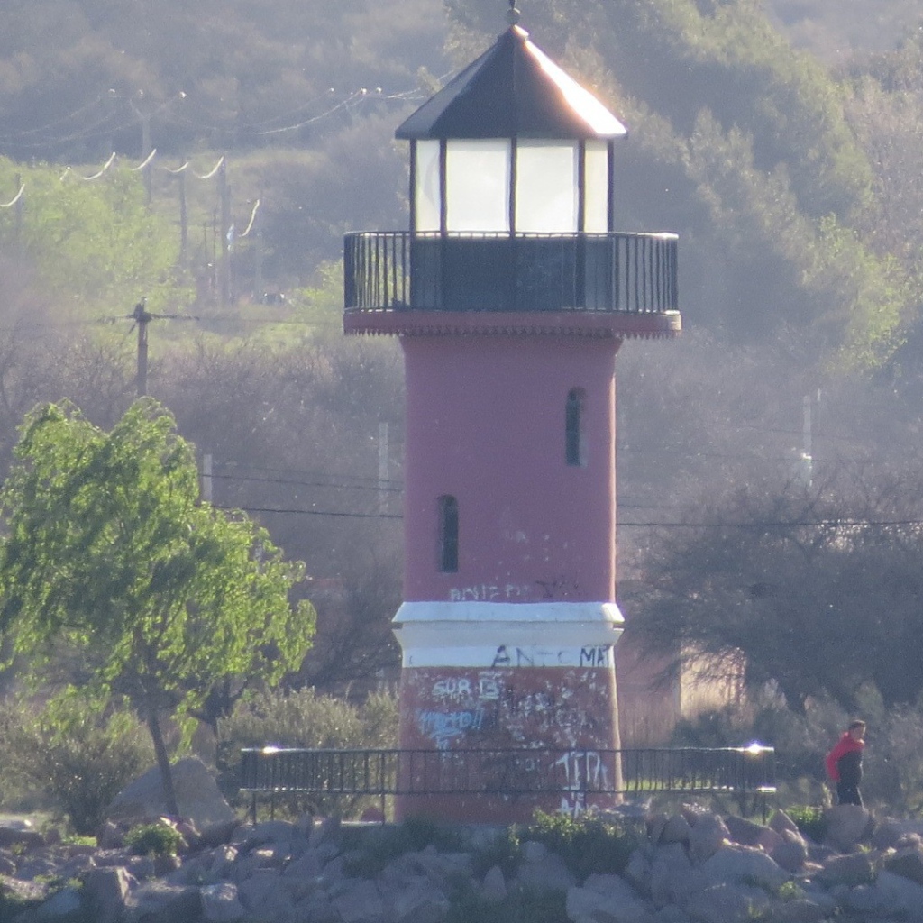 Старый маяк на берегу моря