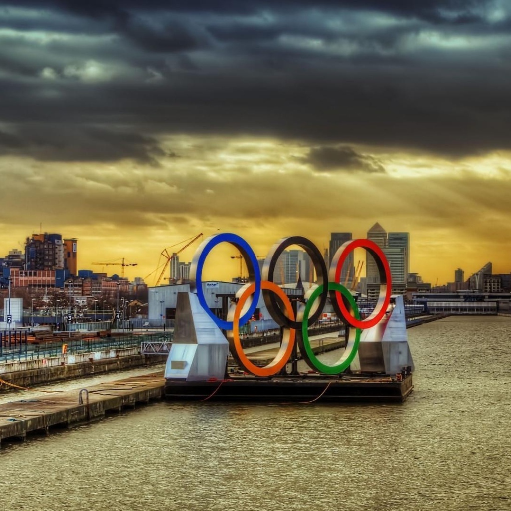 Олимпийские кольца у пристани в Лондоне