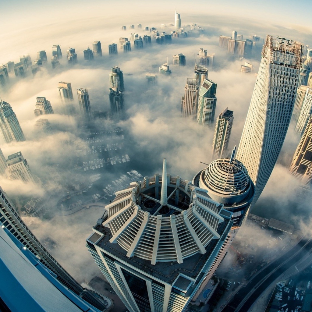 Панорама туманного города, фото через линзу рыбий глаз