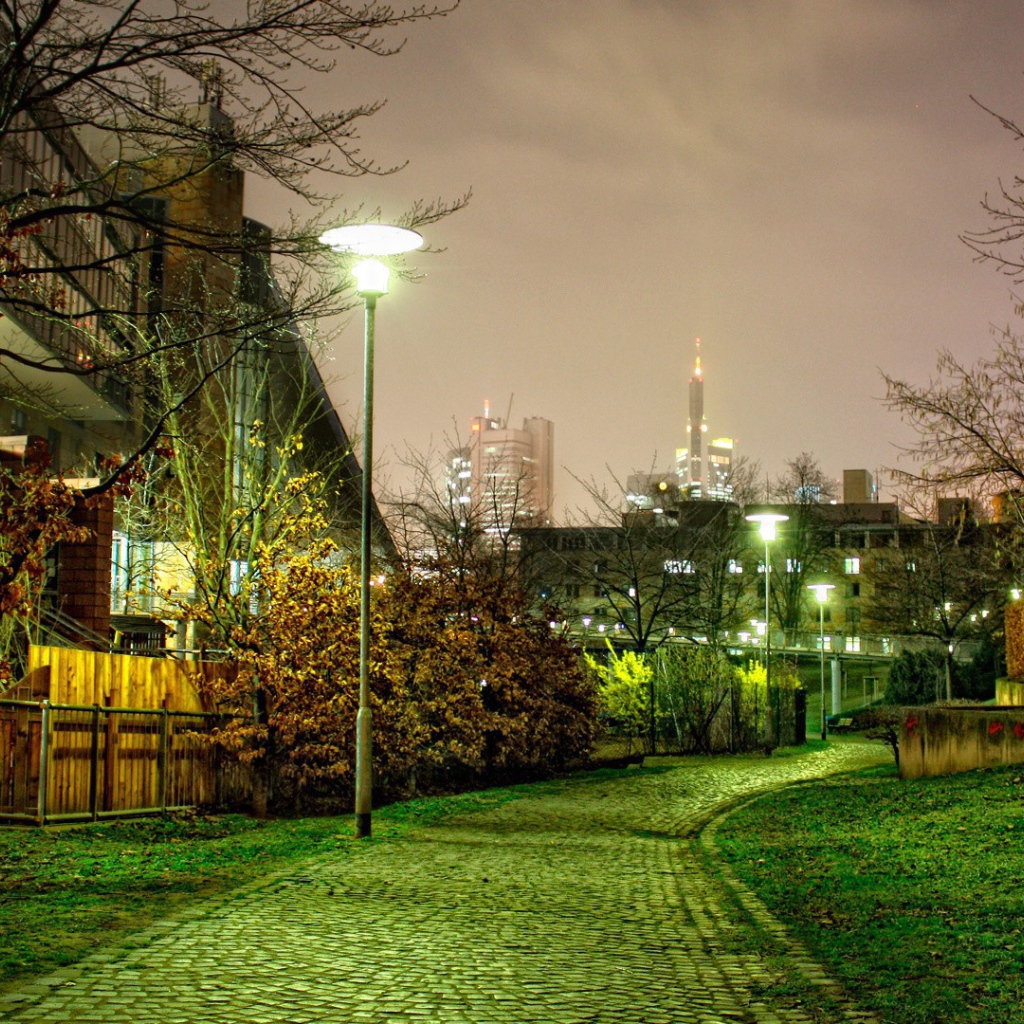 Мощеная аллея в городском сквере