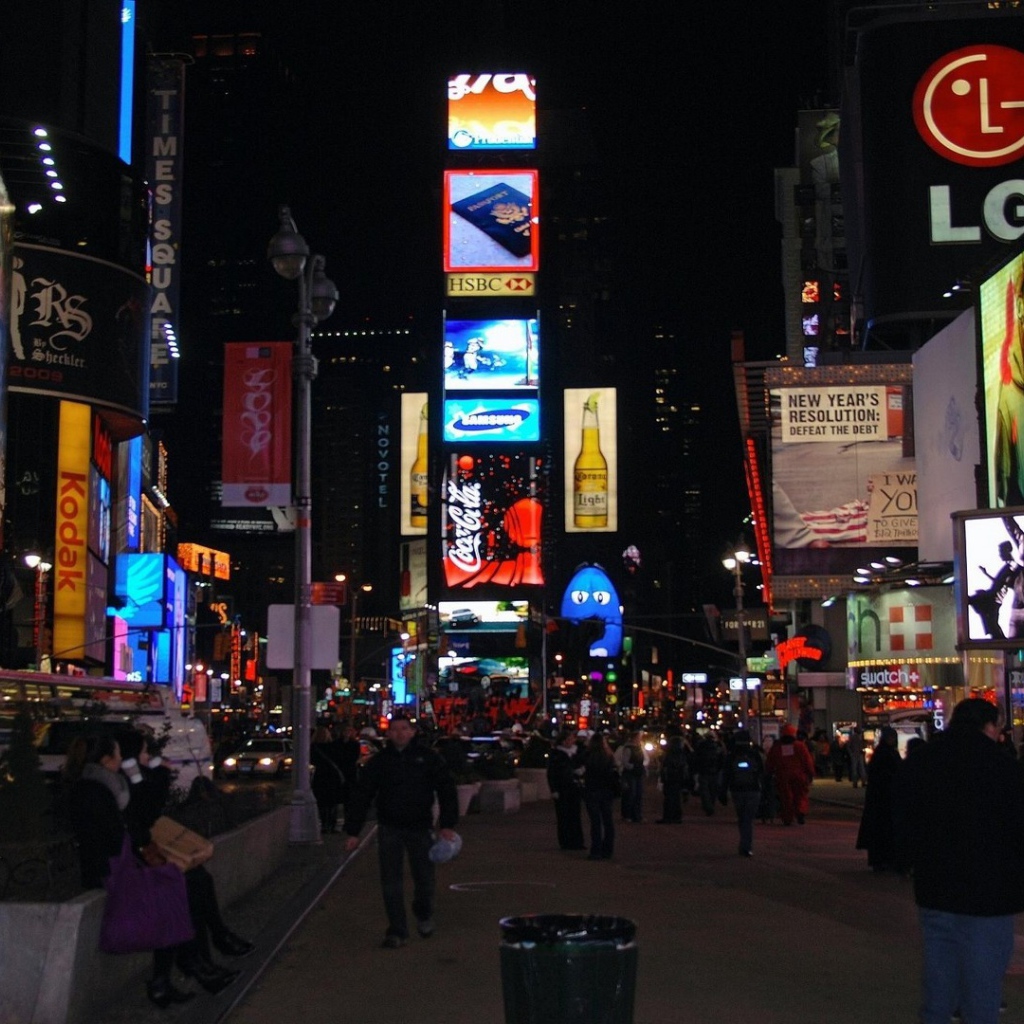 Пешеходная улица в центре большого города