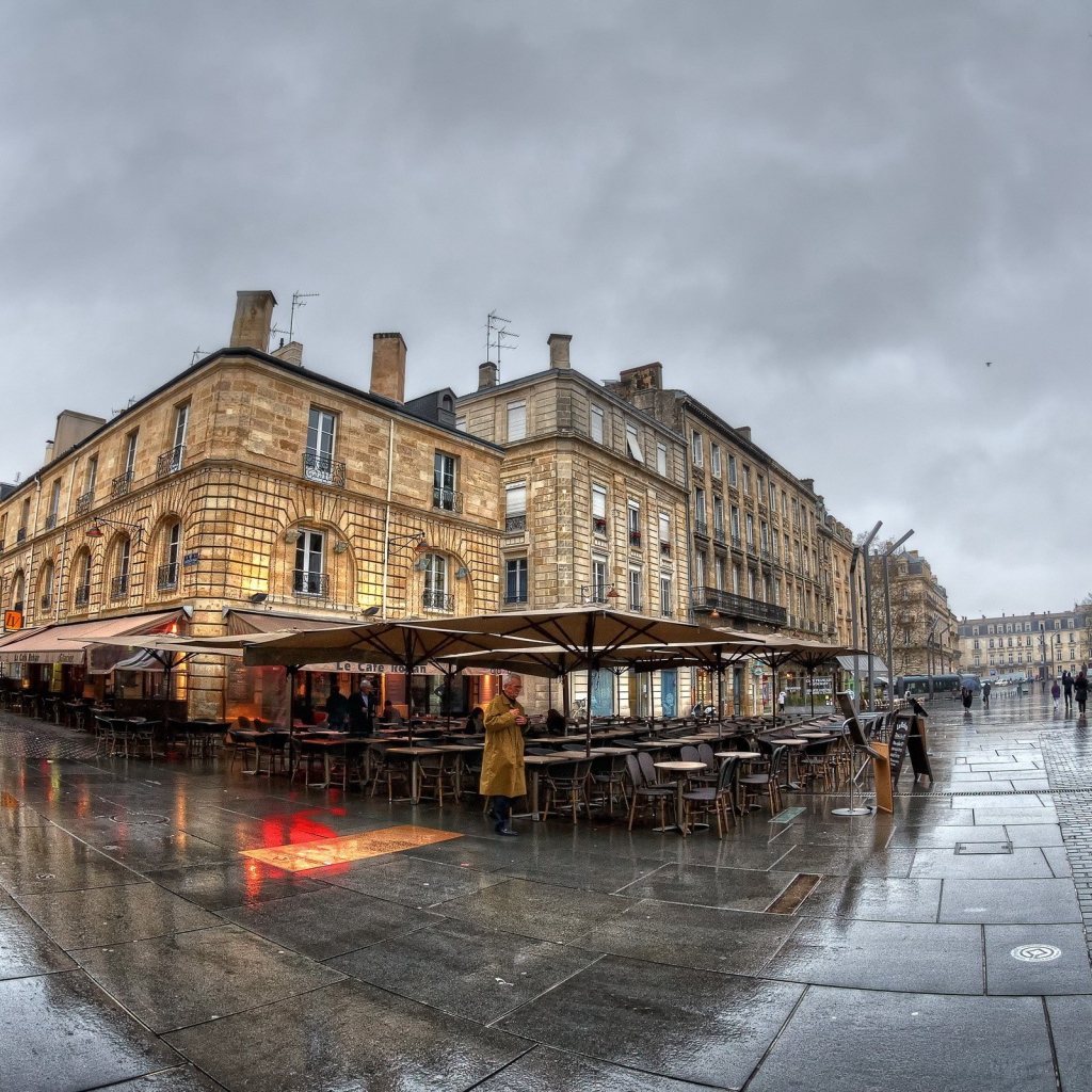 Фото городской площади через линзу рыбий глаз