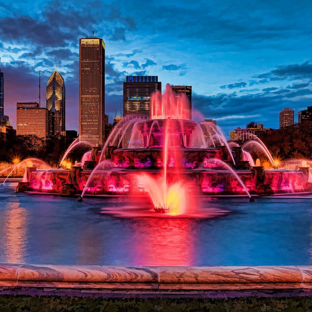 Розовая подсветка фонтана в городе