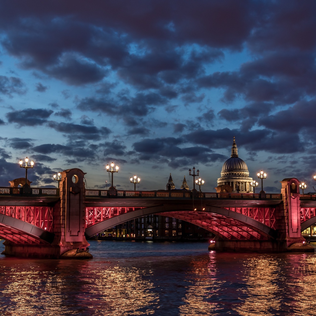 Красная подсветка моста в Лондоне
