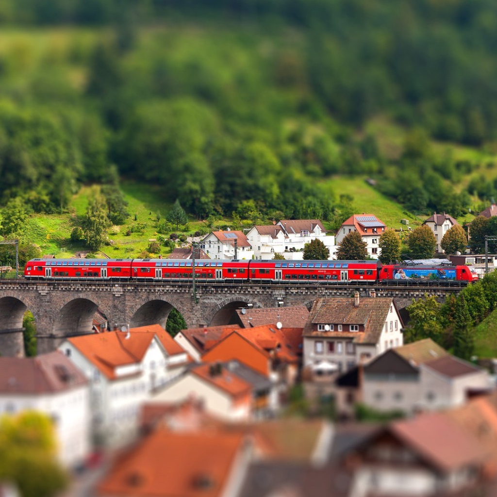 Красный поезд на мосту