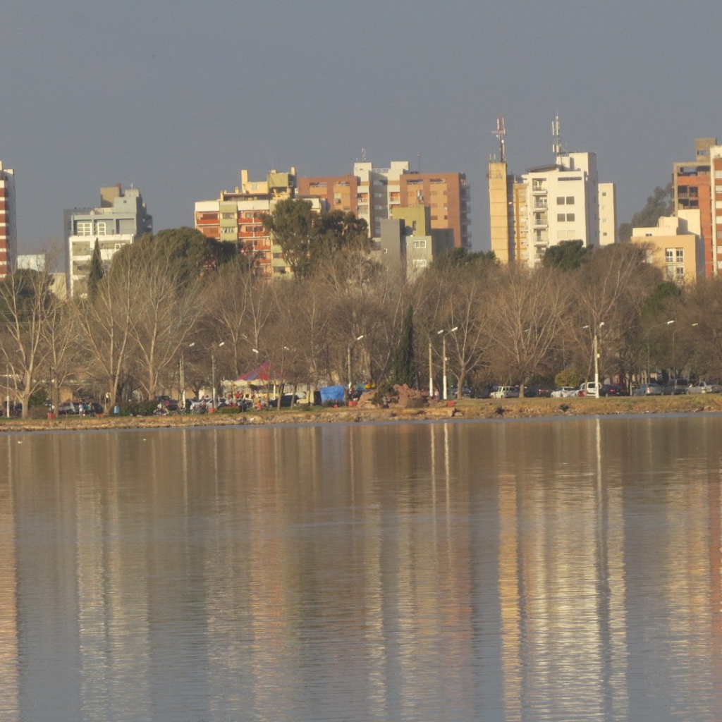 Жилые здания на берегу городского пруда