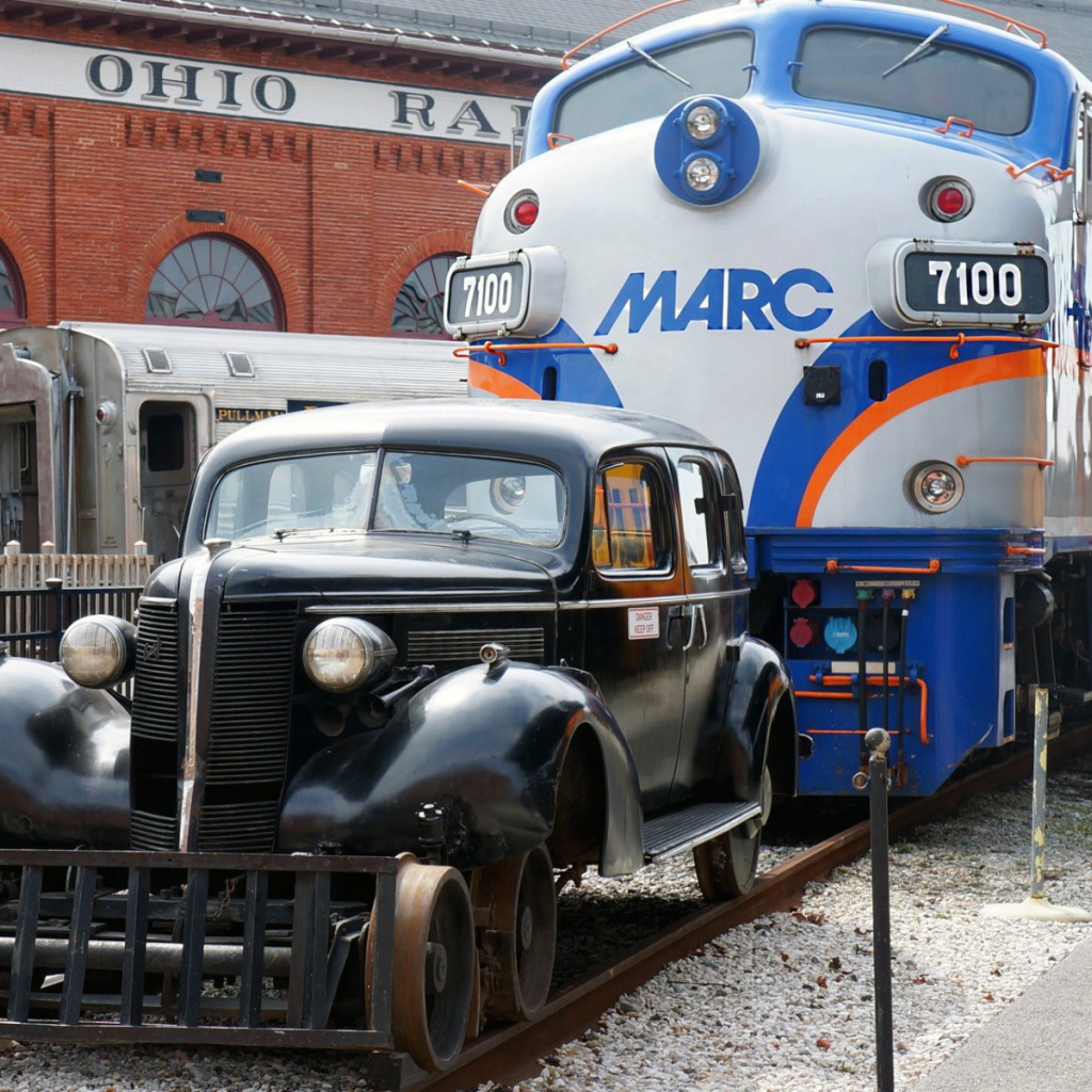 Ретро автомобиль и локомотив на рельсах