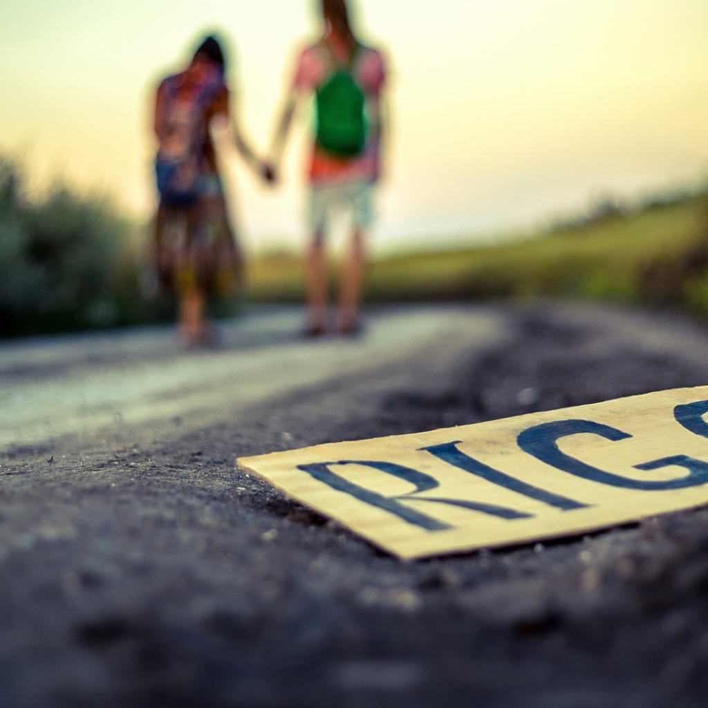 Знак Рига на обочине дороги