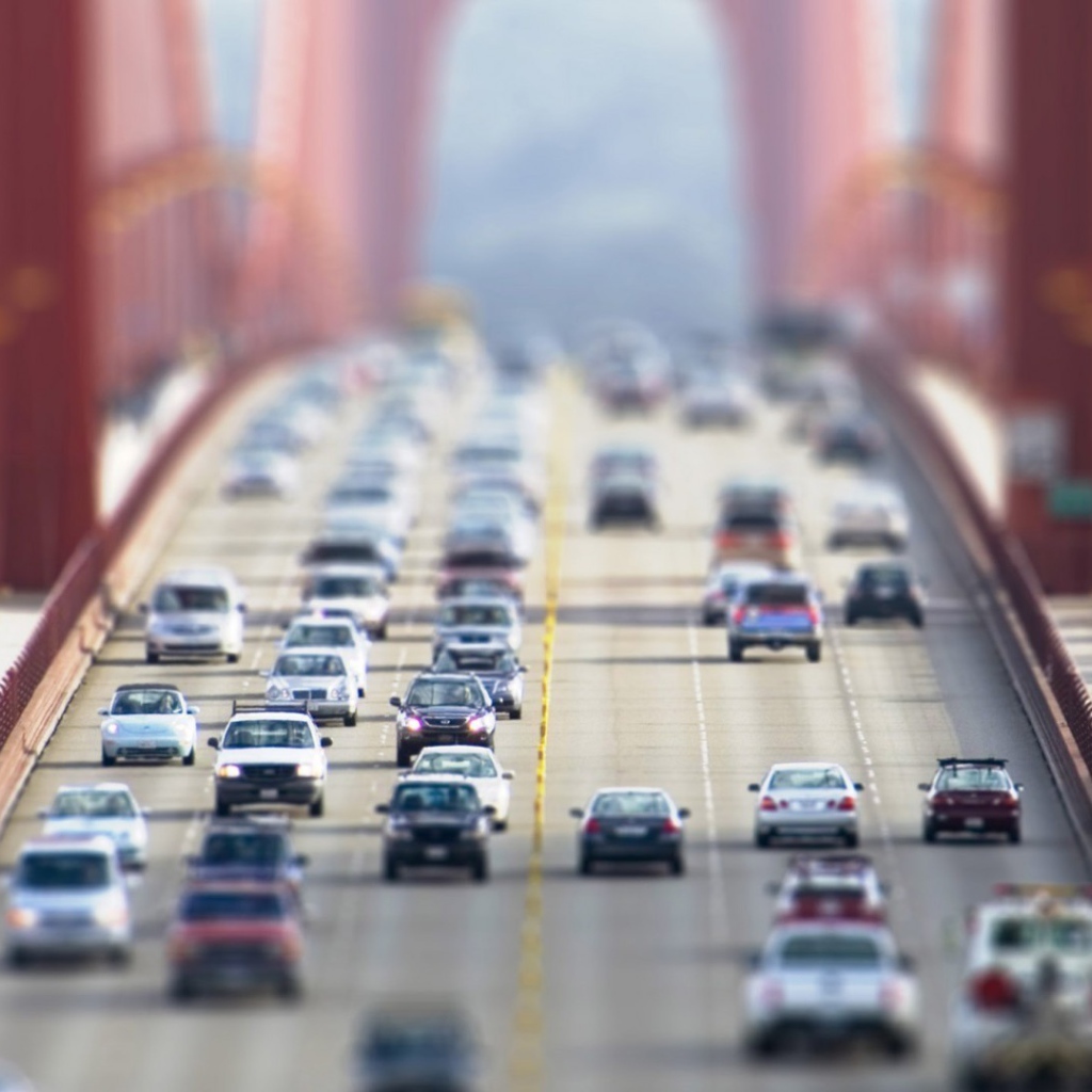 Автомобильное движение на мосту в Сан-Франциско