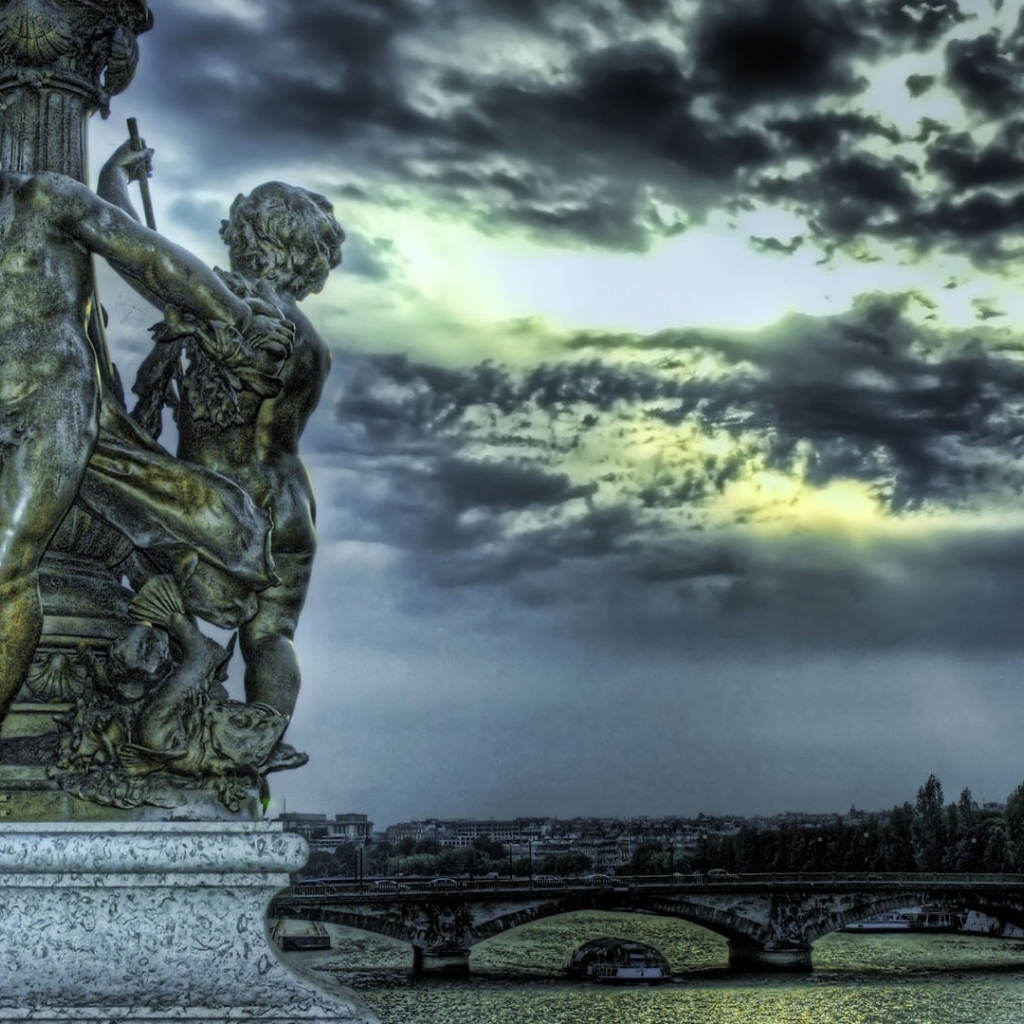 Скульптура на фоне моста, фото HDR