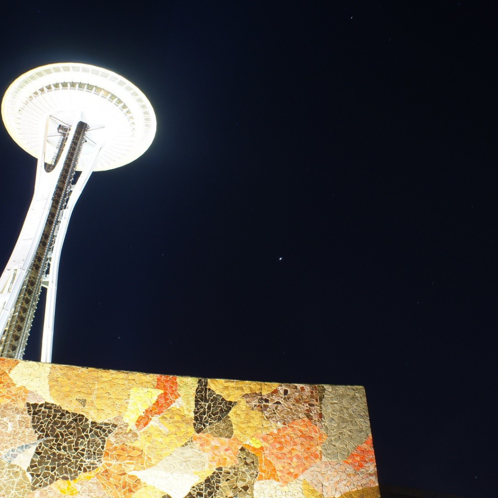 Сияющая телебашня в Сиэтле