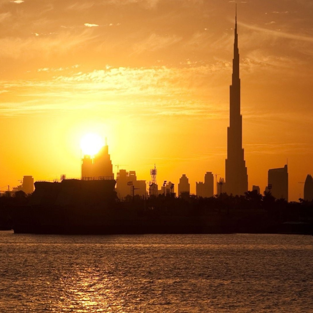 Силуэты зданий Дубаи на фоне заката