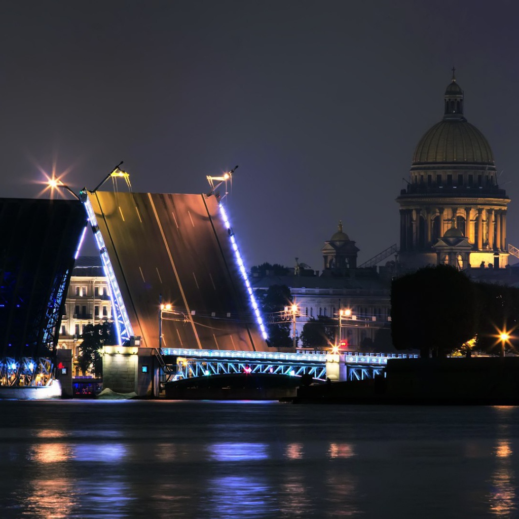 Разведенный мост в Санкт Петербурге