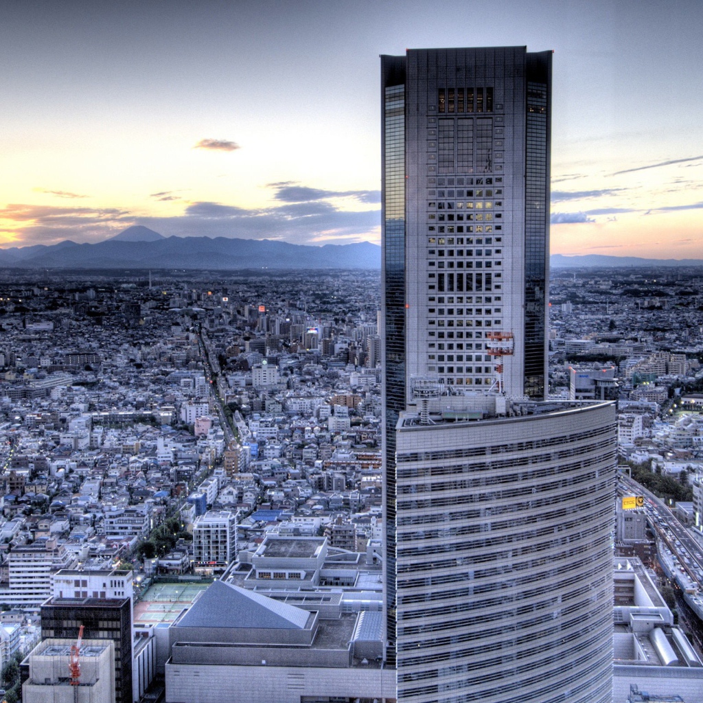 Небоскреб на фоне пригорода, фото HDR