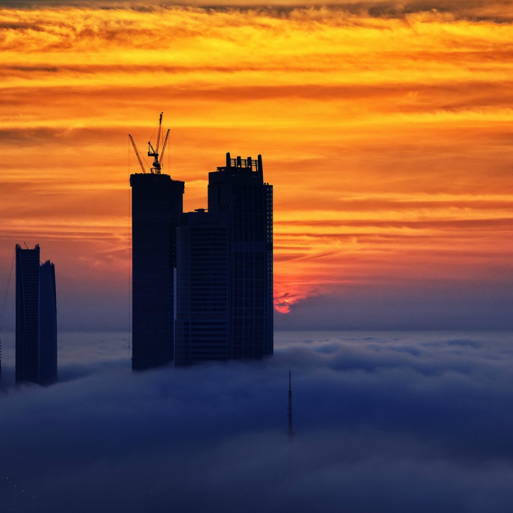 Небоскребы выше облаков в Дубай, ОАЭ