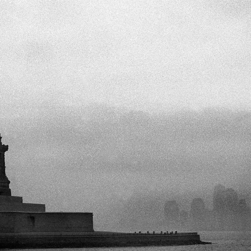 Статуя Свободы в серой мгле, Нью-Йорк