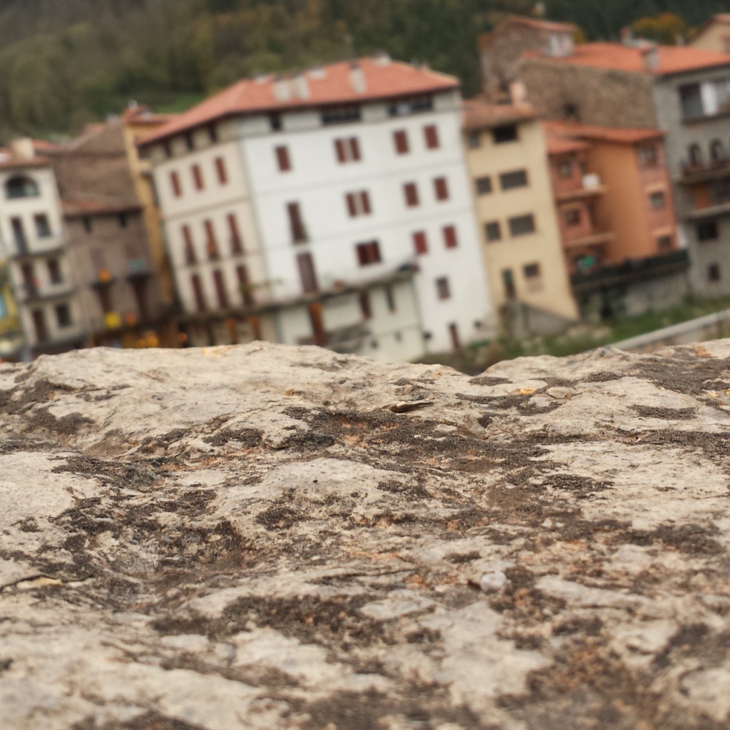 Камень на фоне городских домов, Барселона