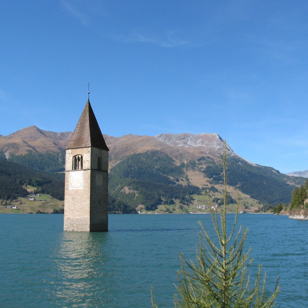 Колокольня затонувшей церкви