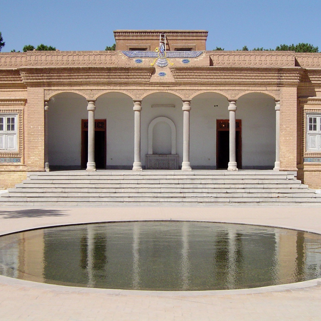 Бассейн во дворе, Иран