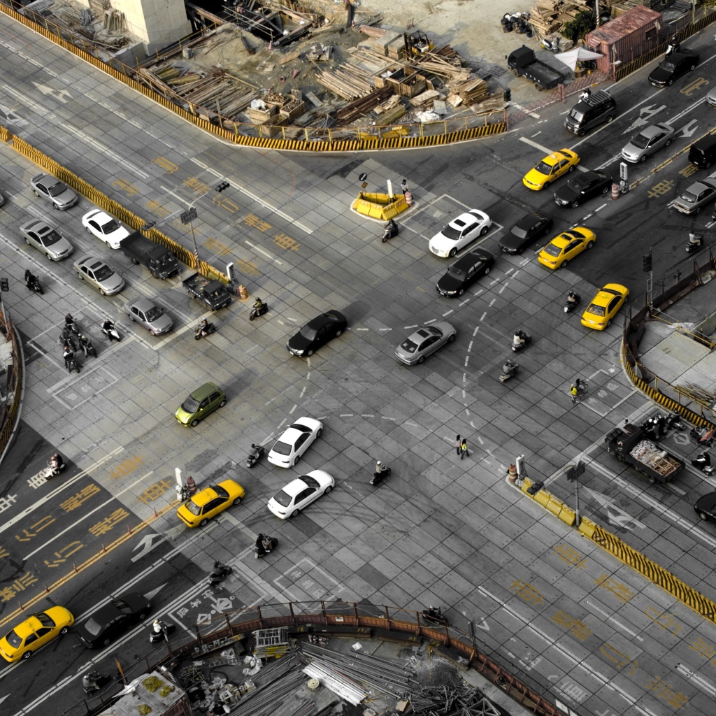 Такси на перекрестке в городе, Япония