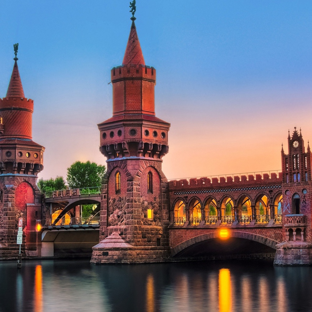 Замок из сказки в парке развлечений