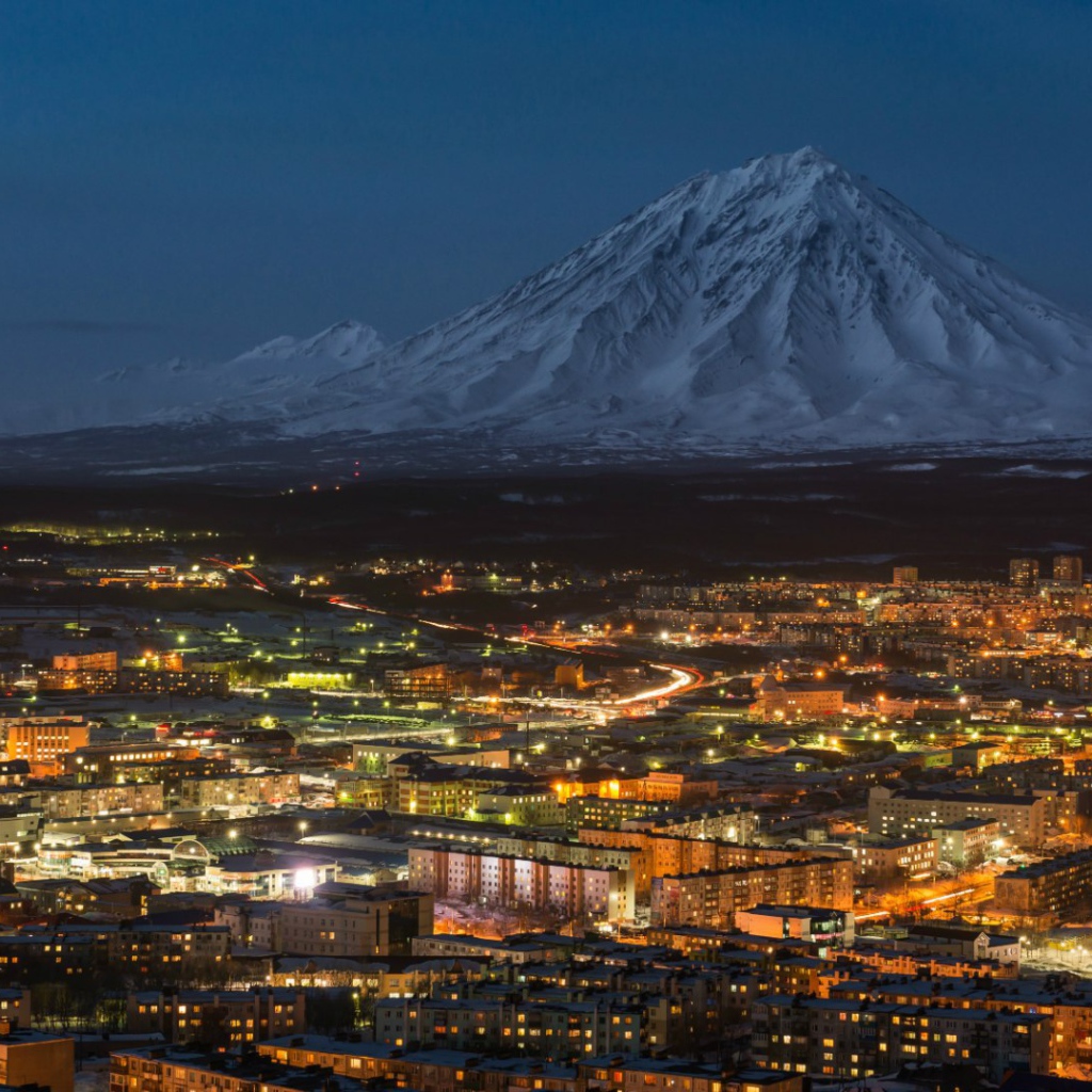 Город у подножия горы Петропавловск-Камчатский