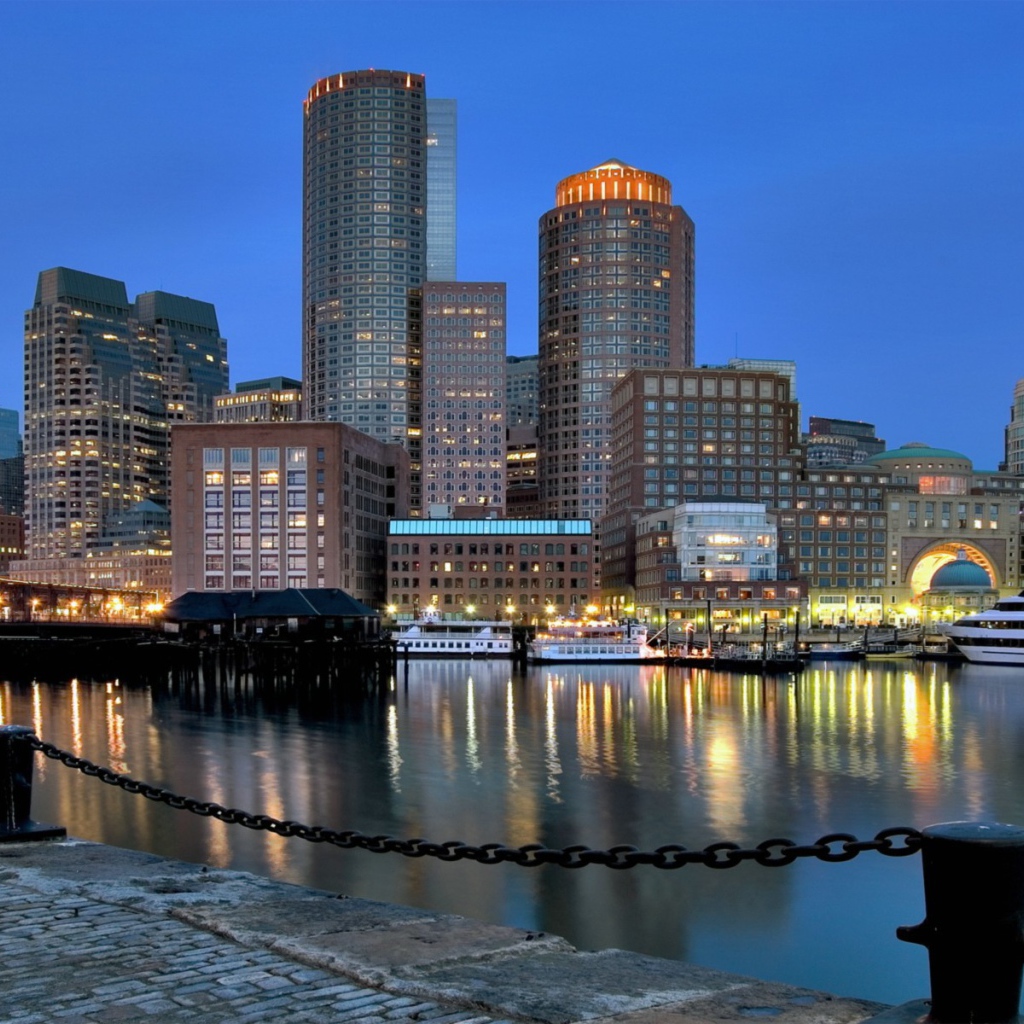 Первые вечерние огни города