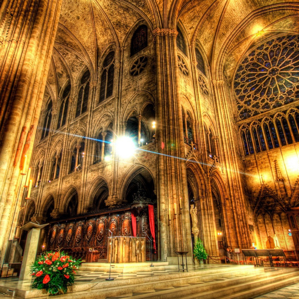 Интерьер католического храма, фото HDR