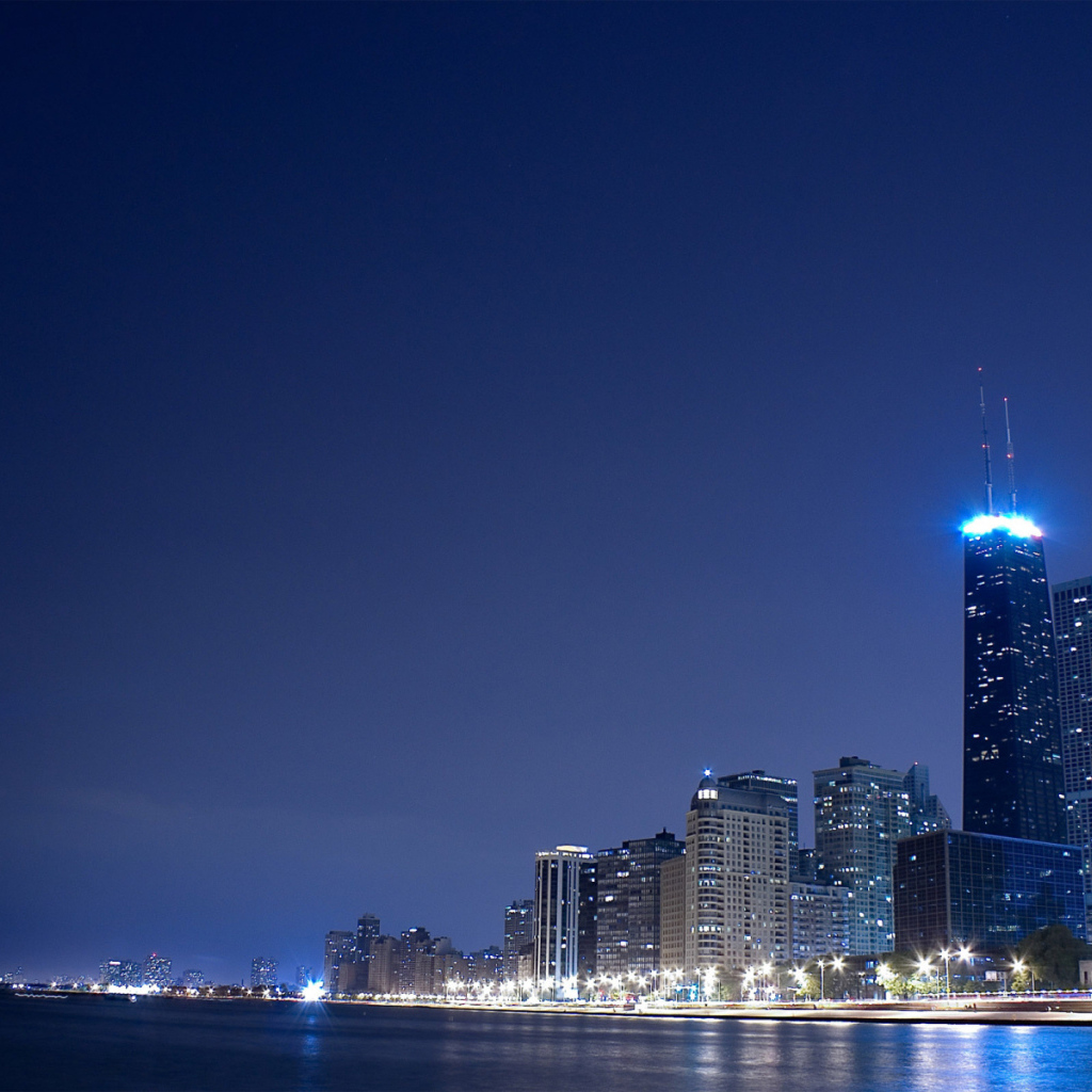 Огни города на берегу реки вечером