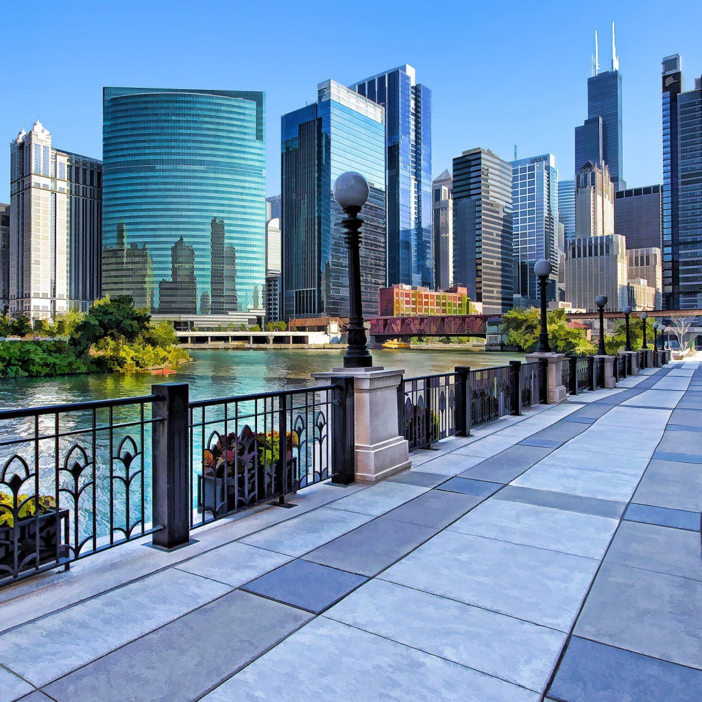 Пешеходная набережная в большом городе