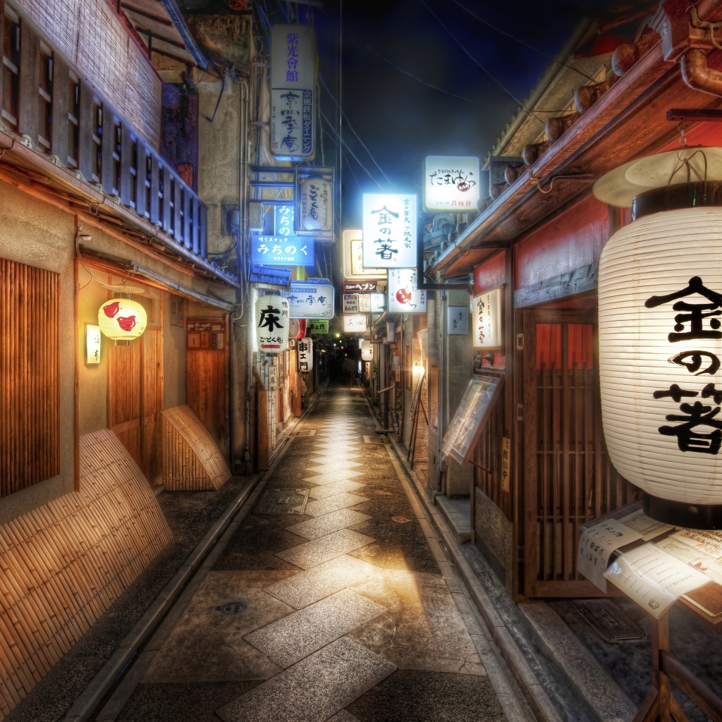 Торговая улица в японском городе ночью