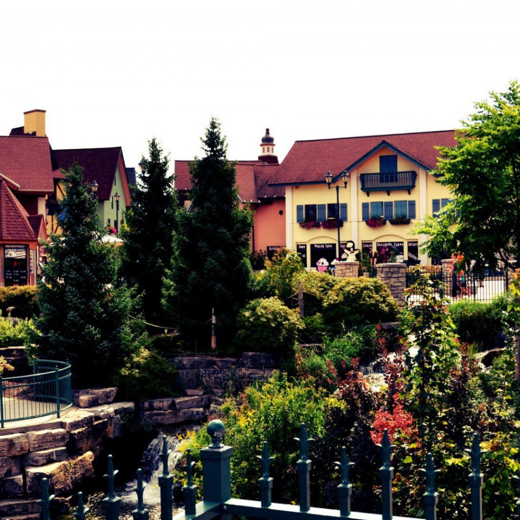 Городок утопает в зелени