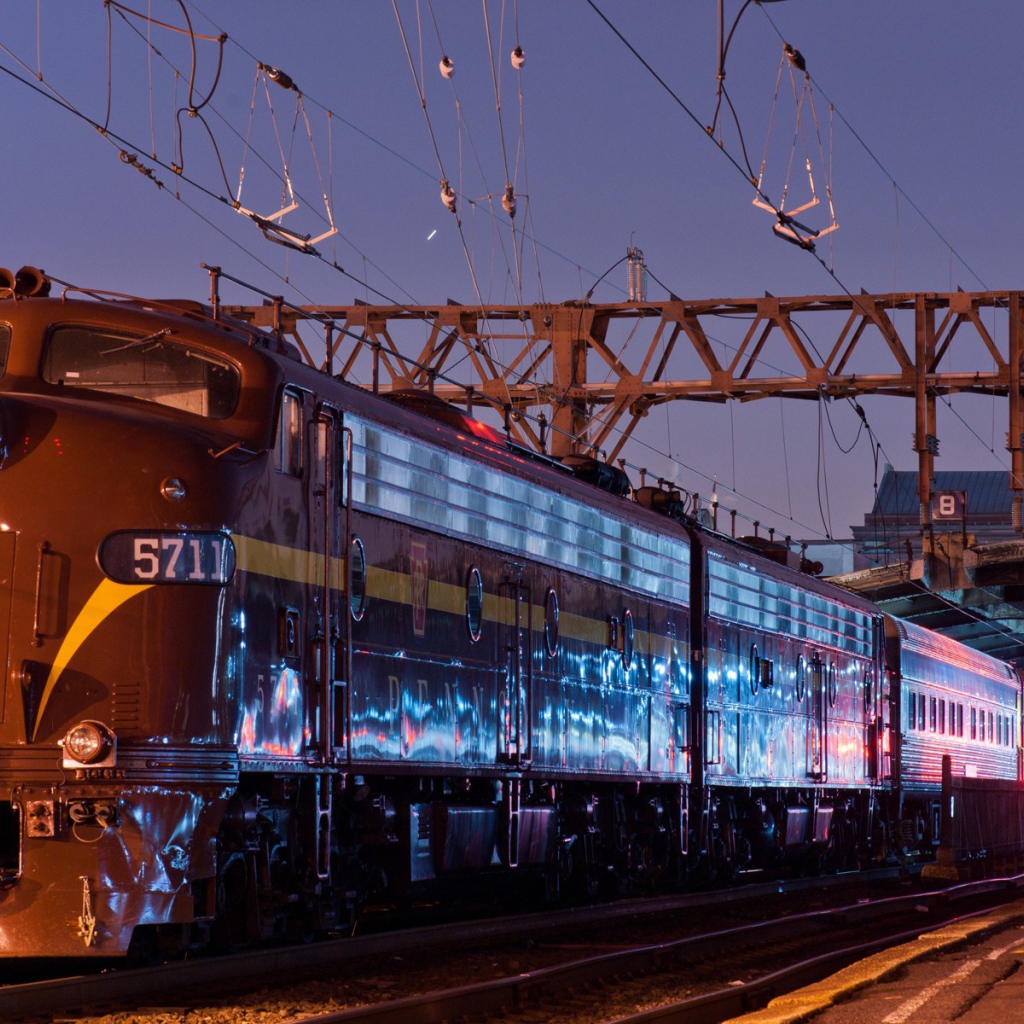 Поезд отправляется с вокзала