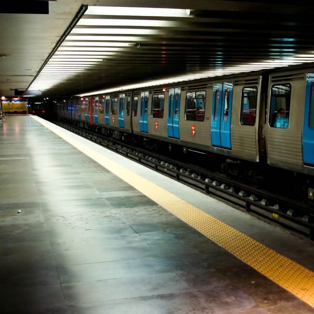 Поезд стоит на станции метро