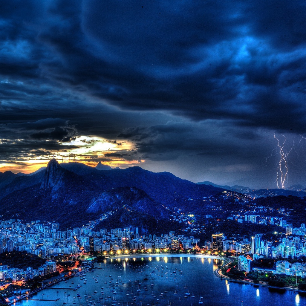 Гроза над городом после заката солнца