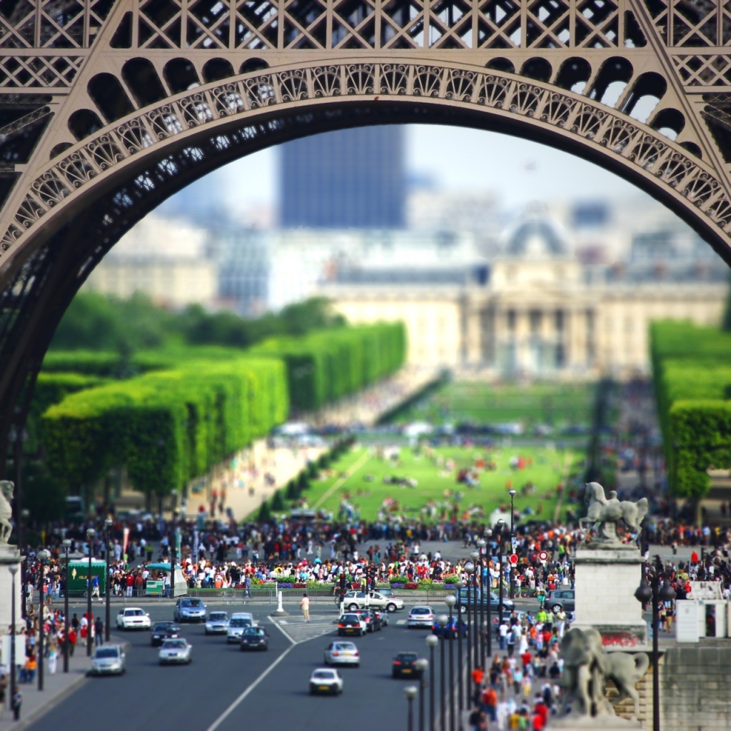 Туристы у подножия Эйфелевой башни