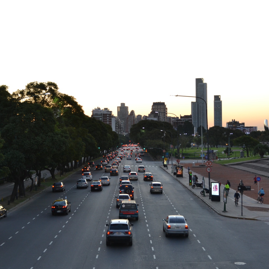 Движение на шоссе в Буэнос-Айресе