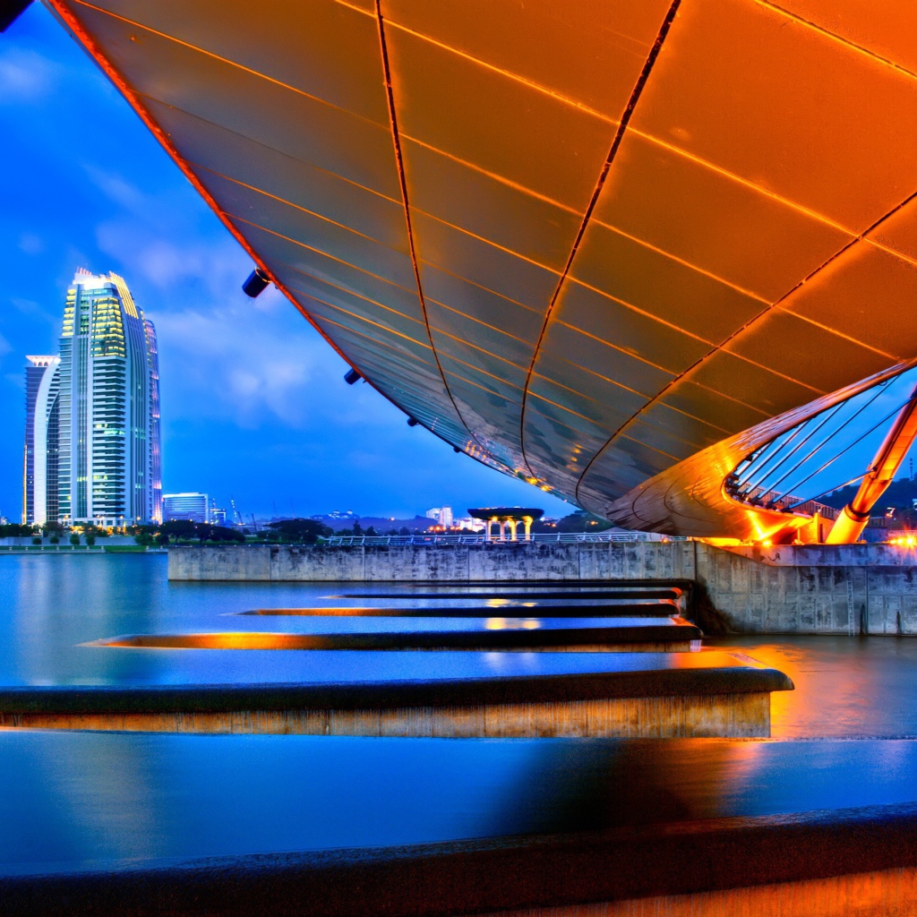 Перепад высот в реке в городе