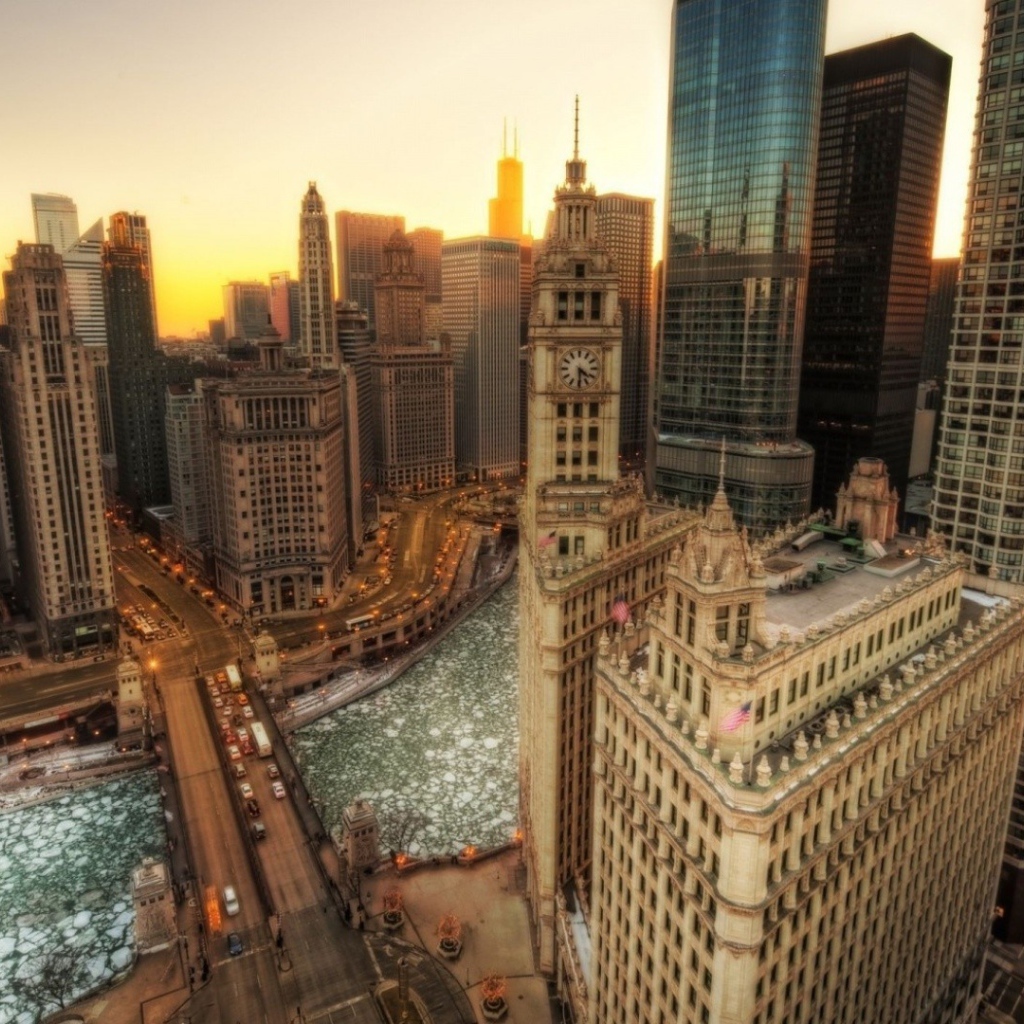 Зимняя река среди небоскребов