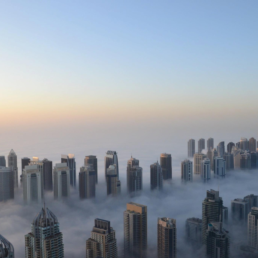 Город Дубаи в облаках