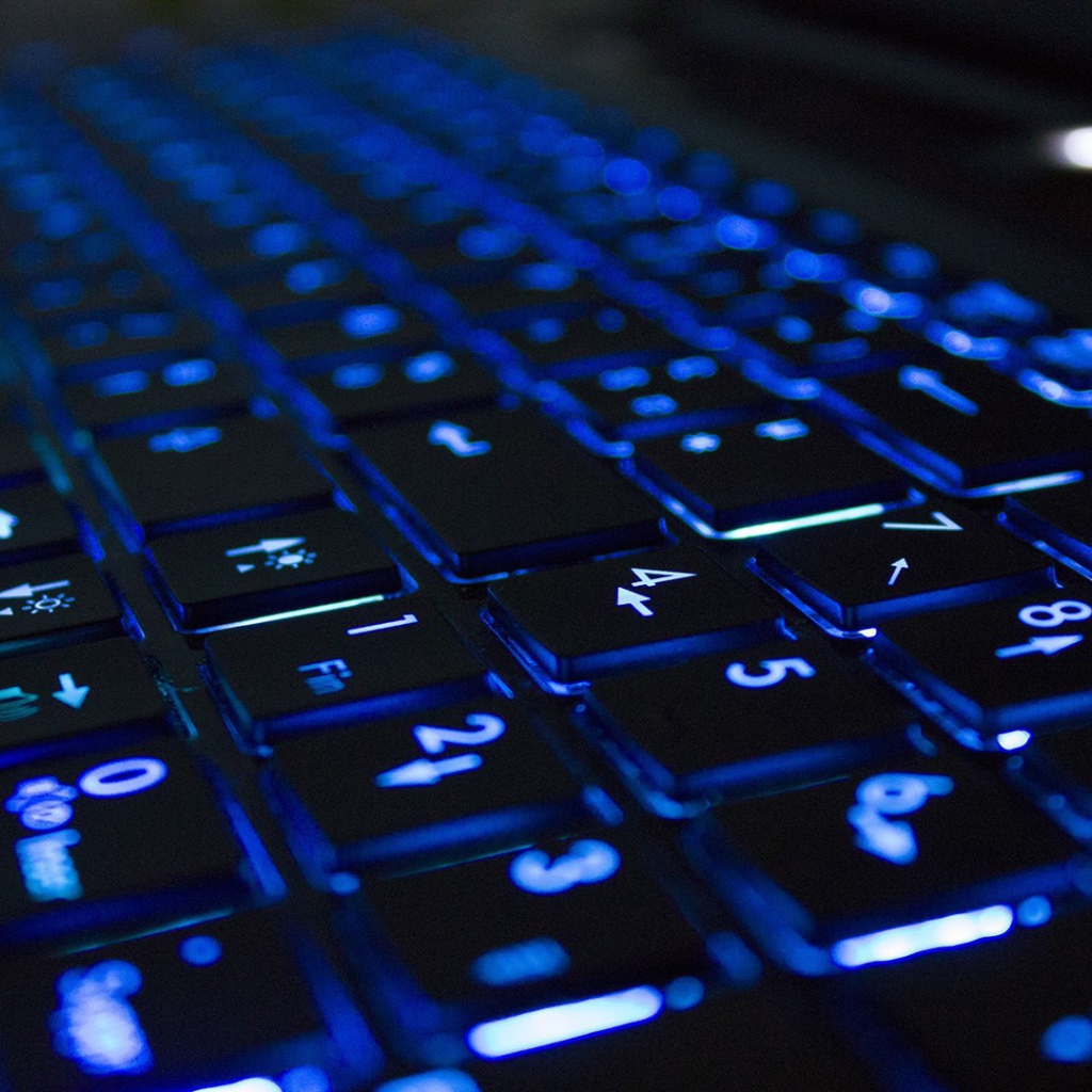 Голубая неоновая подсветка клавиатуры