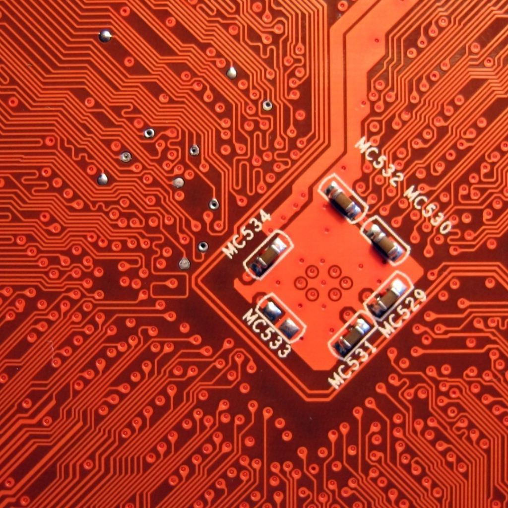 Компьютерная плата красного цвета